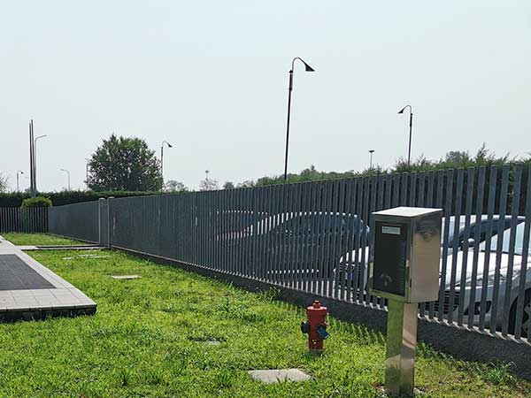 cura-pulizia-cortile-complesso-residenziale